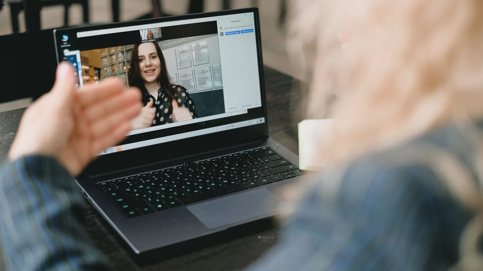 Videopalaveri kannettavalla tietokoneella työpöydän ääressä.